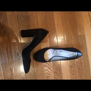 Suede round tip pump